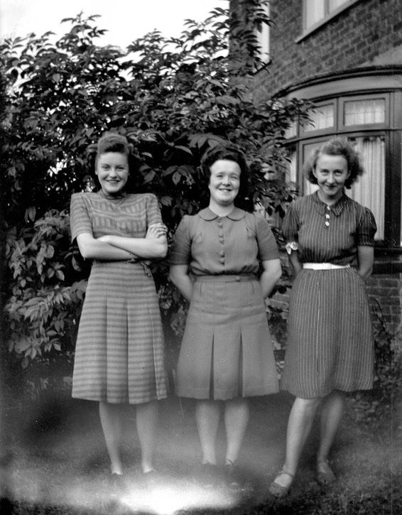 Mum with 2 girls at Crook
